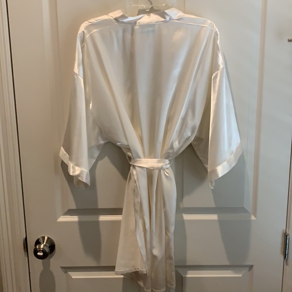 Off-white Satin Robe - Picture 2 of 5